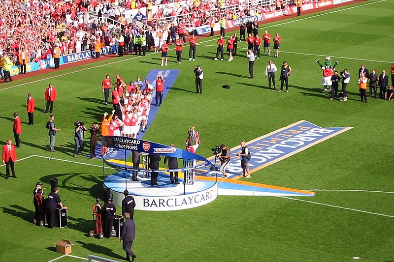 800px-Trophy_presentation_Highbury_2004